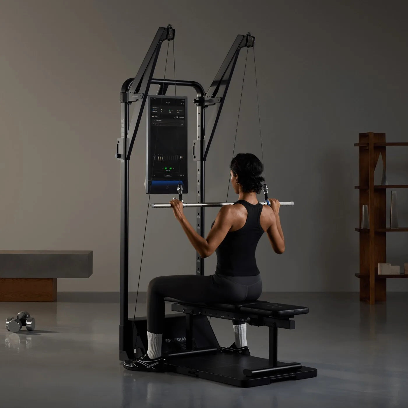 Speediance Extension Arms an einem Gym Monster montiert, Latzug im Sitzen