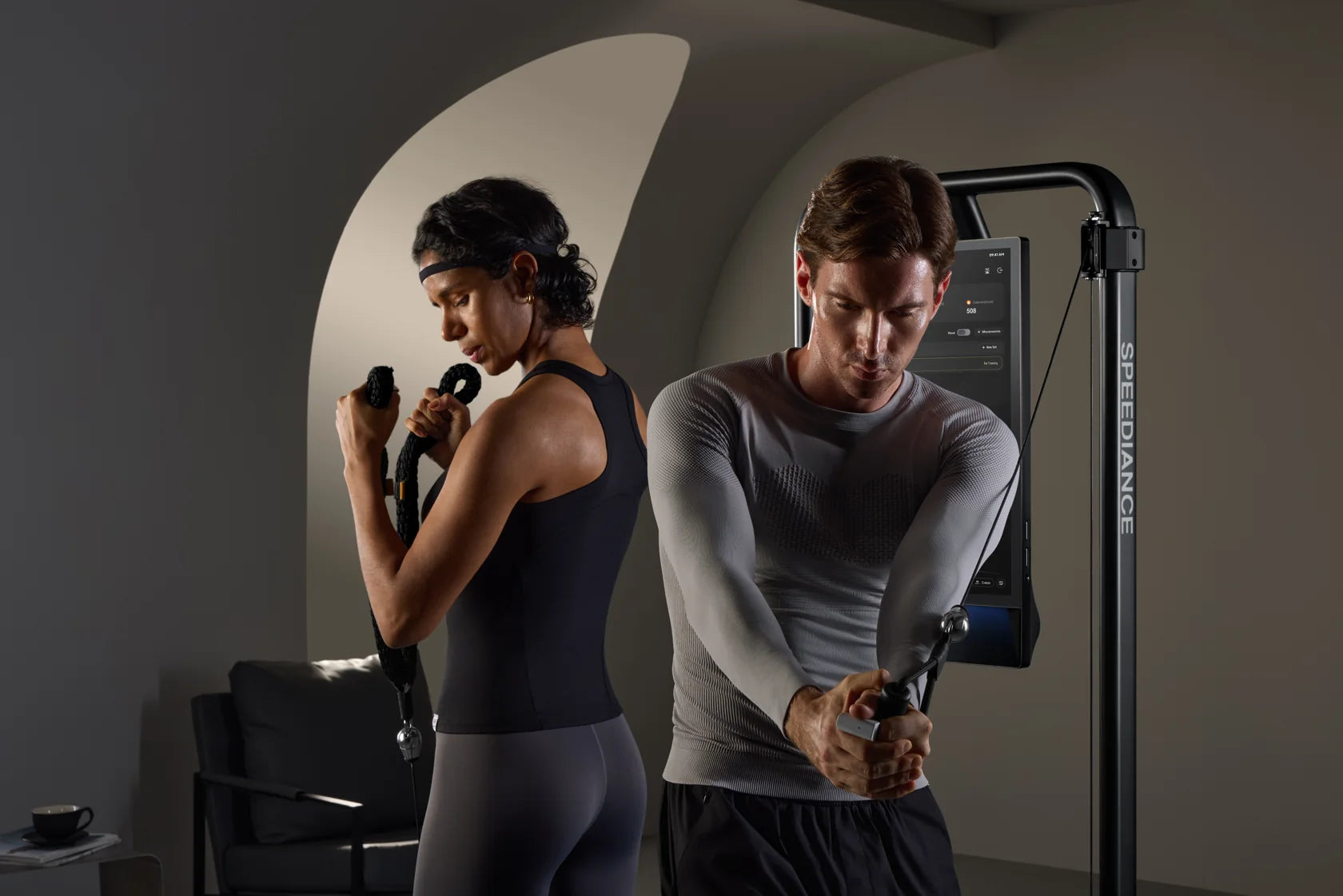 Zwei Erwachsene trainieren nebeneinander an Gym Monster 3 zuhause