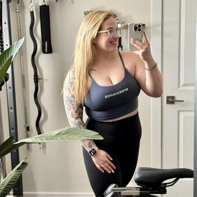 Micaela neben ihrem Speediance Heimfitnessstudio