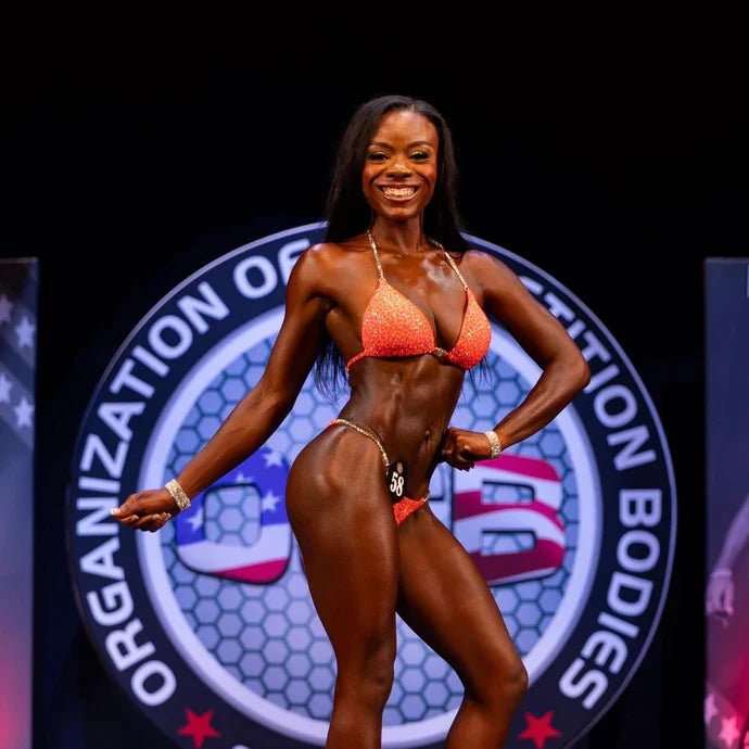 Tasha auf der Bühne bei ihrem Bodybuilding-Wettkampf