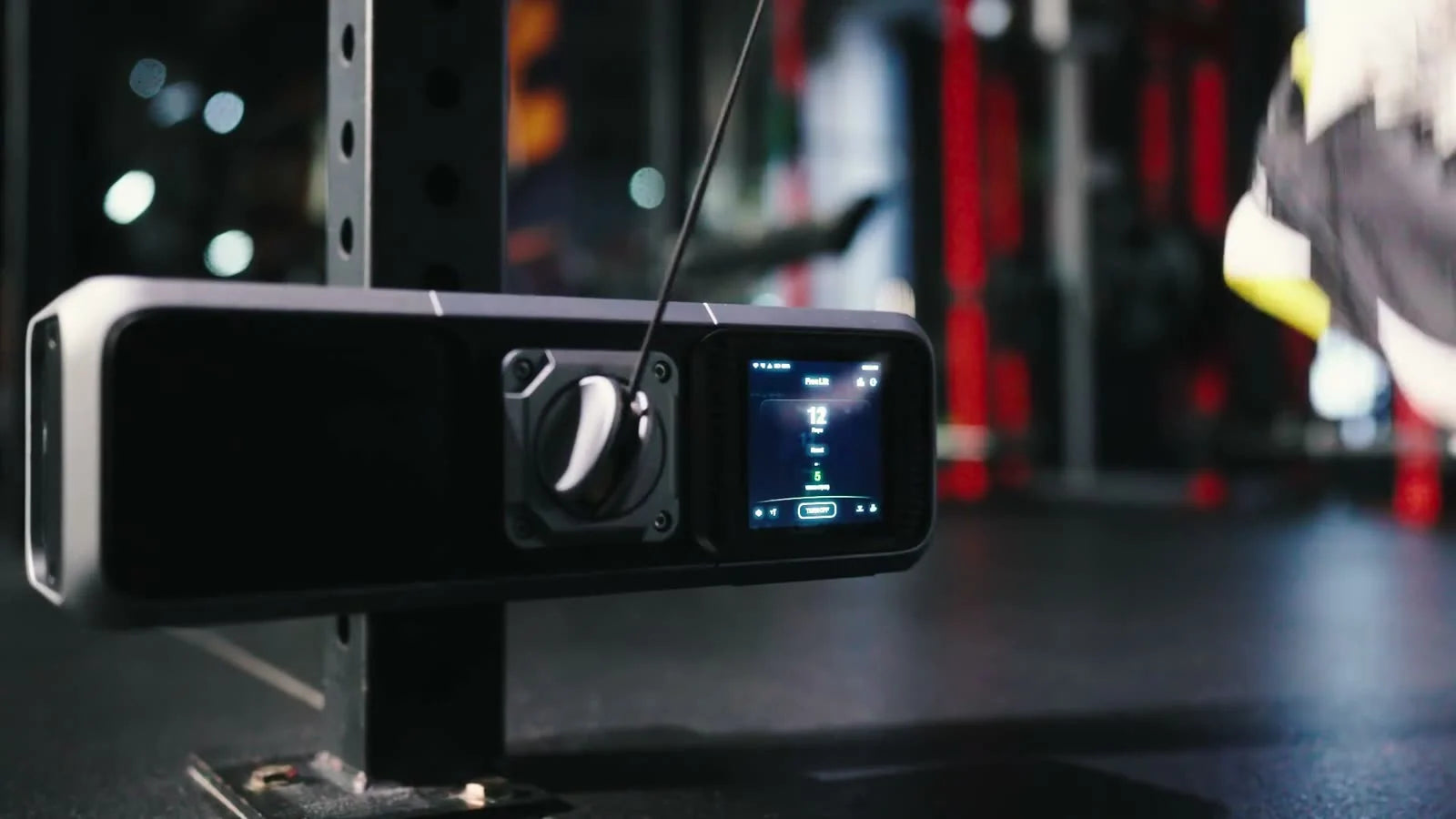 Gym Nano an einem Trainingsrack für das Kabelzugtraining befestigt