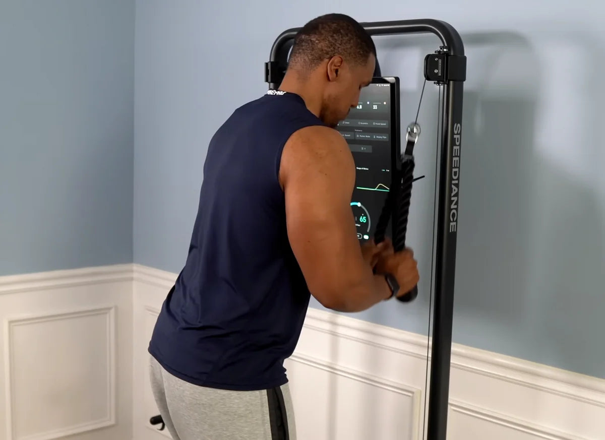 Disciplined Dave trainiert an einem Speediance Gym Monster
