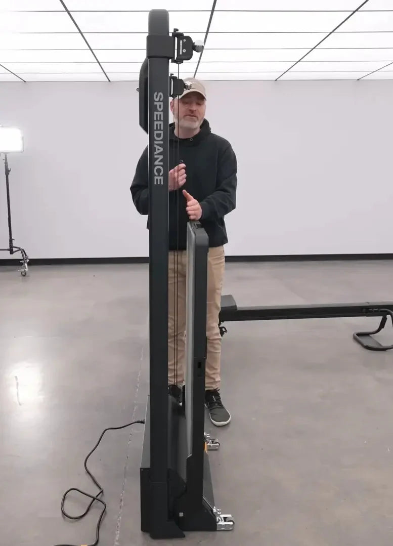 Unbox Therapy mit einem eingeklappten Speediance Gym Monster